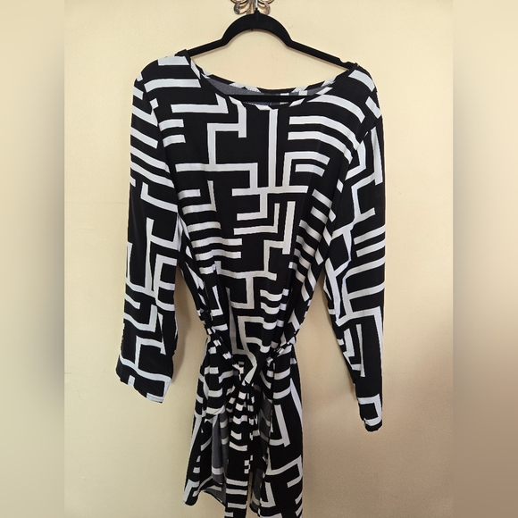 Tops - Black and White Geometric Dress